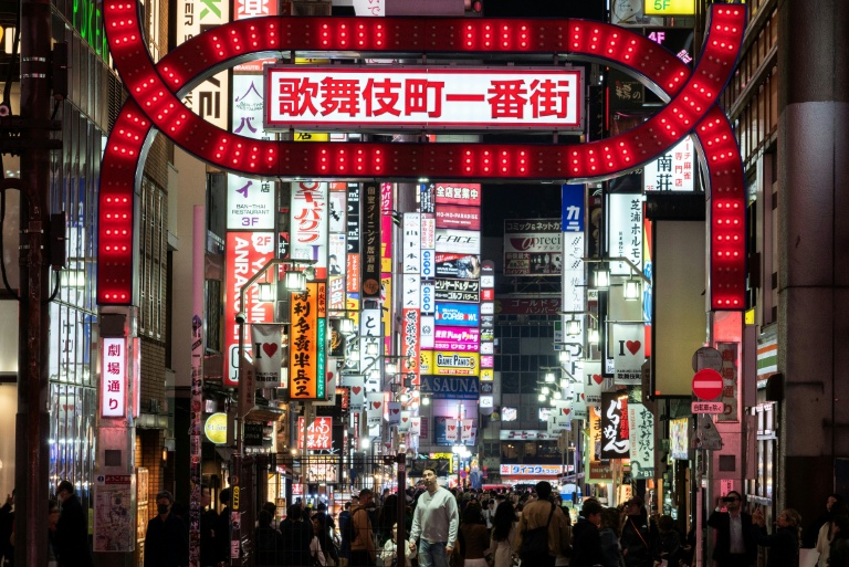 Des néons dans une rue du quartier de Shinjuku, le 30 mars  2026 à Tokyo