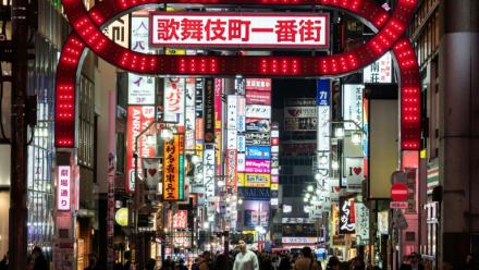 Des néons dans une rue du quartier de Shinjuku, le 30 mars  2026 à Tokyo