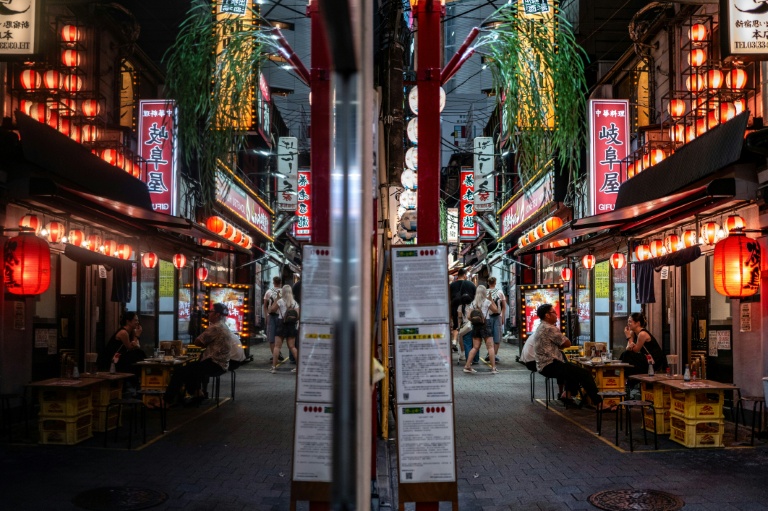 Des restaurants dans une rue du quartier de Shinjuku, à Tokyo, le 11 août 2026