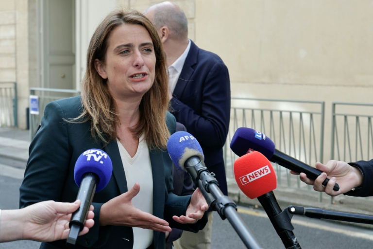 La cheffe des écologistes Marine Tondelier répond aux journalistes à son arrivée pour une réunion avec le Premier ministre à l'Hôtel de Matignon à Paris, le 17 septembre 2025