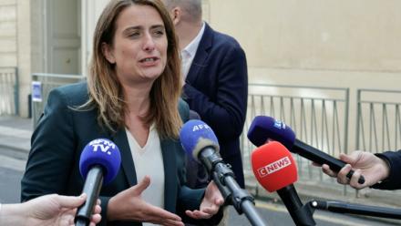 La cheffe des écologistes Marine Tondelier répond aux journalistes à son arrivée pour une réunion avec le Premier ministre à l'Hôtel de Matignon à Paris, le 17 septembre 2025