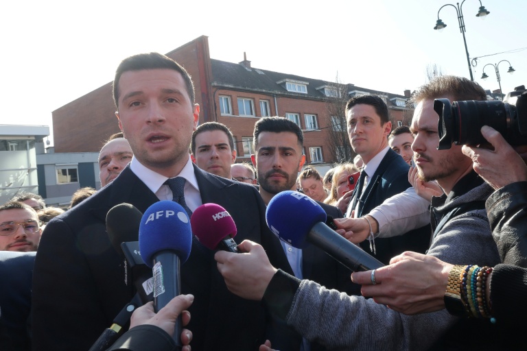Le président du Rassemblement National (RN), Jordan Bardella (g), s'adresse à la presse lors d'une réunion de campagne en soutien au candidat du Rassemblement National (RN) à la mairie de Lens, Bruno Clavet (c), le 5 mars 2026 à Lens, dans le Pas-de-Calais