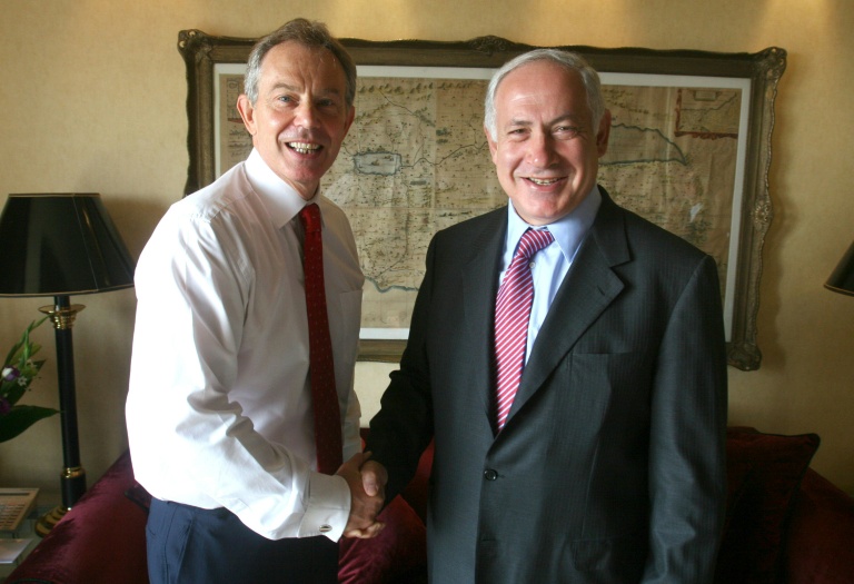 Tony Blair avec l'actuel Premier ministre israélien Benjamin Netanyahu, alors leader d'opposition, le 24 juillet 2007 à Jerusalem
