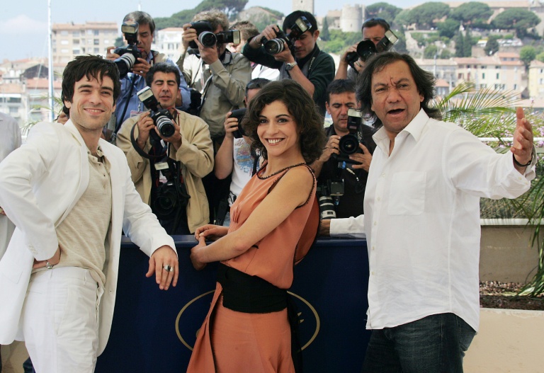 Le réalisateur Tony Gatlif (D), l'acteur français Romain Duris (G) et l'actrice belge Lubna Azabal posent lors d'une séance photo pour le film 