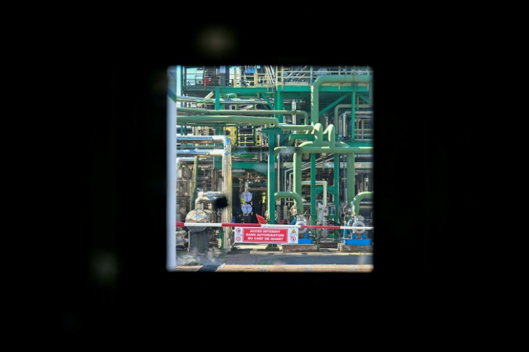 Vue extérieure d'une partie de la raffinerie de Normandie de TotalEnergies, à Gonfreville-L'Orcher, le 23 avril 2026 
