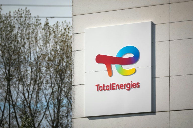 Logo de TotalEnergies, sur la raffinerie de Gonfreville-l'Orcher, près du Havre, en Seine-Maritime, le 5 octobre 2022
