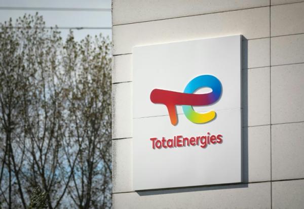 Logo de TotalEnergies, sur la raffinerie de Gonfreville-l'Orcher, près du Havre, en Seine-Maritime, le 5 octobre 2022