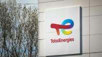Logo de TotalEnergies, sur la raffinerie de Gonfreville-l'Orcher, près du Havre, en Seine-Maritime, le 5 octobre 2022