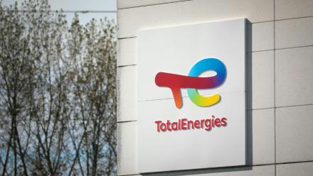Logo de TotalEnergies, sur la raffinerie de Gonfreville-l'Orcher, près du Havre, en Seine-Maritime, le 5 octobre 2022