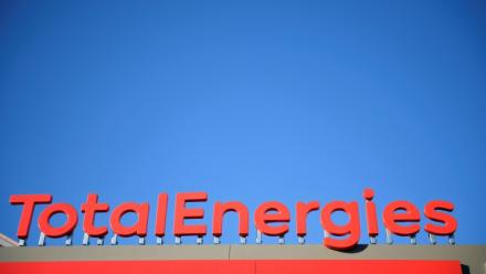 TotalEnergies a dévoilé jeudi un bénéfice net record de 8,3 milliards de dollars pour le troisième trimestre, contre 3,7 milliards de dollars sur la même période l'an passé