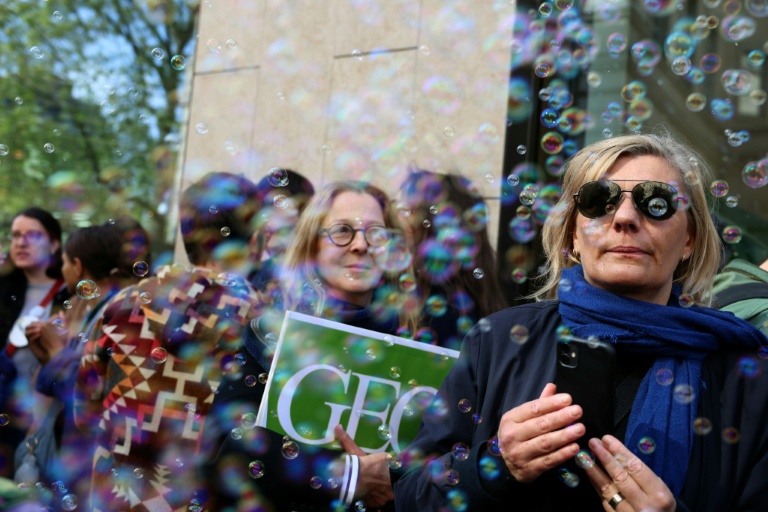 Des salariés du groupe Prisma, principal éditeur de magazines en France, lors d'une manifestation contre le Plan de protection de l'emploi (PSE) devant un bâtiment du groupe à Paris, le 16 avril 2026