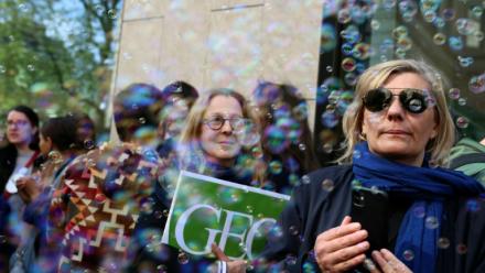 Des salariés du groupe Prisma, principal éditeur de magazines en France, lors d'une manifestation contre le Plan de protection de l'emploi (PSE) devant un bâtiment du groupe à Paris, le 16 avril 2026