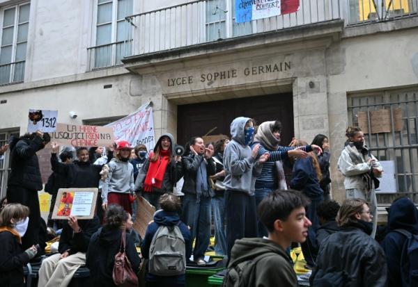 L'entrée du lycée Sophie-Germain à Paris, bloquée le 9 octobre 2026
