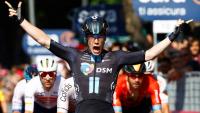 L'Italien Alberto Dainese remporte au sprint la 11e étape du Giro, le 18 mai 2022 à Reggio Emilia 