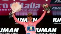 Le Danois Mads Pedersen, vainqueur de la première étapee du Giro et maillot rose, le 9 mai 2025, à Tirana en Albanie