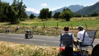 Des spectateurs assistent au contre-la-montre individuel de la 16e étape du Tour de France, le 21 juillet 2026 aux abords du Lac Léman