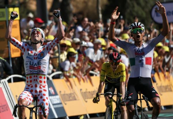 Isaac Del Toro (D) et son leader Tadej Pogacar (G) célèbrent la victoire du Mexicain à l'arrivée de la 2e étape du Tour de France, le 5 juillet 2026 à Barcelone