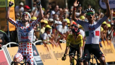 Isaac Del Toro (D) et son leader Tadej Pogacar (G) célèbrent la victoire du Mexicain à l'arrivée de la 2e étape du Tour de France, le 5 juillet 2026 à Barcelone