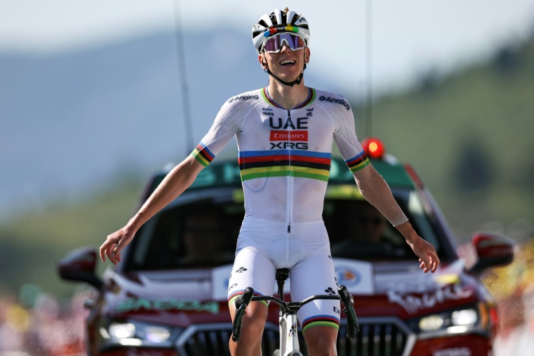 Tadej Pogacar franchit en vainqueur solitaire la lignée d'arrivée de la 12e étape du Tour de France, le 17 juillet 2025 à Hautacam
