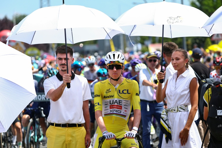Le maillot jaune du Tour de France, Tadej Pogacar, est protégé de la chaleur au départ de la 9e étape à Malemort, le 12 juillet 2026