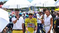 Le maillot jaune du Tour de France, Tadej Pogacar, est protégé de la chaleur au départ de la 9e étape à Malemort, le 12 juillet 2026