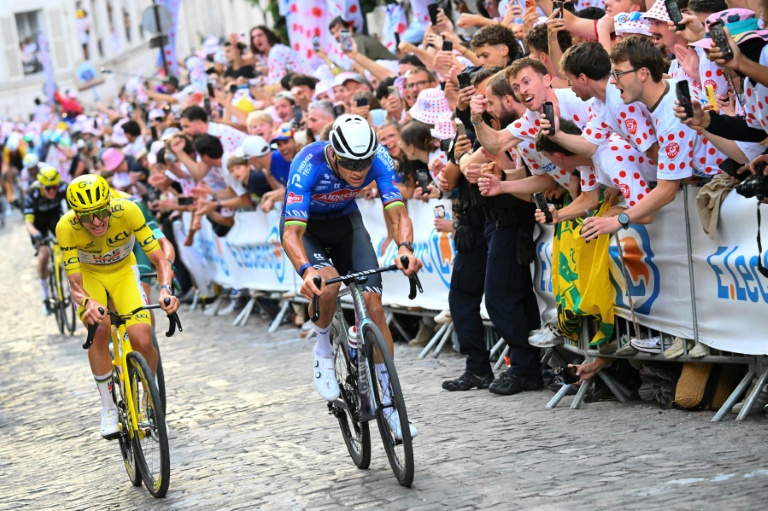 Tadej Pogacar et Mathieu van der Poel dans la montée de la Butte Montmartre lors de la 21e et dernière étape du Tour de France à Paris le 26 juillet 2026 