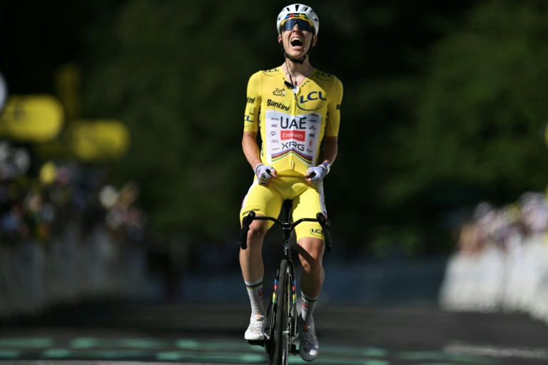 Le maillot jaune Tadej Pogacar franchit en vainqueur la ligne d'arrivée de la 10e étape du Tour de France, au Lioran, le 14 juillet 2026