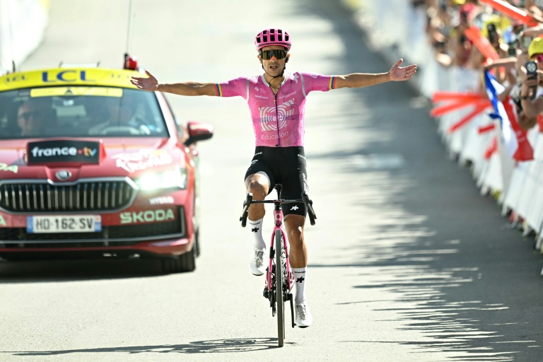 L'Équatorien Richard Carapaz célèbre sa victoire en solitaire lors de la 18e étape du Tour de France le 23 juillet 2026 à Orcières-Merlette