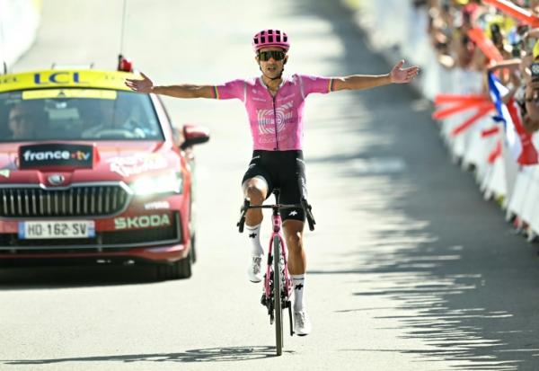 L'Équatorien Richard Carapaz célèbre sa victoire en solitaire lors de la 18e étape du Tour de France le 23 juillet 2026 à Orcières-Merlette