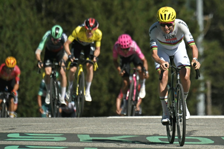Tadej Pogacar franchit la ligne d'arrivée de la 3e étape du Tour de France en vainqueur, le 6 juillet 2026 aux Angles