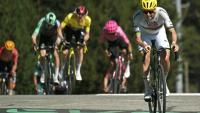 Tadej Pogacar franchit la ligne d'arrivée de la 3e étape du Tour de France en vainqueur, le 6 juillet 2026 aux Angles