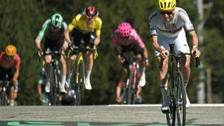 Tadej Pogacar franchit la ligne d'arrivée de la 3e étape du Tour de France en vainqueur, le 6 juillet 2026 aux Angles