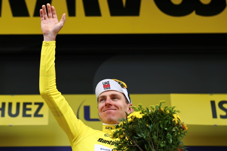 Le maillot jaune Tadej Pogacar, vainqueur de la première des deux arrivées à l'Alpe d'Huez, lors de la 20e étape, le 25 juillet 2026
