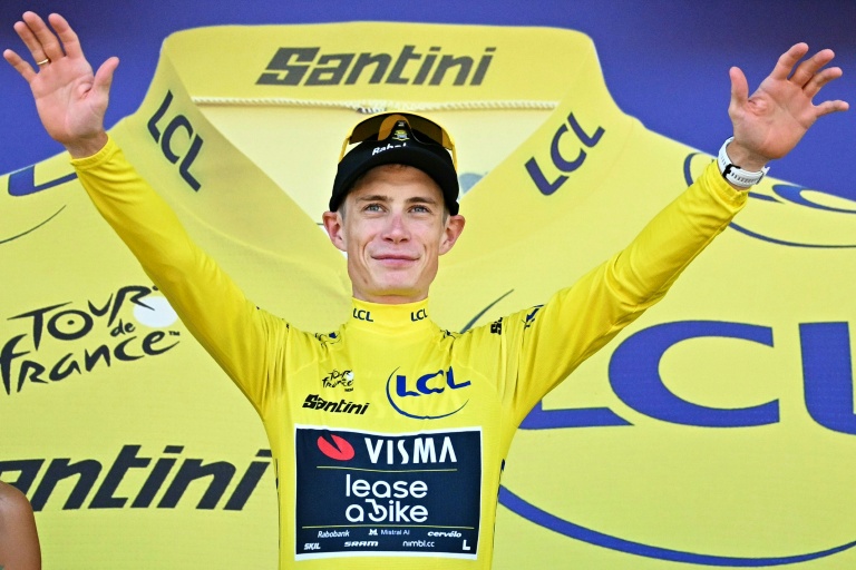 Le Danois Jonas Vingegaard premier maillot jaune de la 113e édition du Tour de France, le 4 juillet 2026 à Barcelone