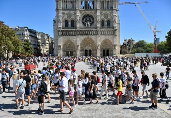 Des touristes devant la cathédrale Notre-Dame de Paris, le 17 août 2025