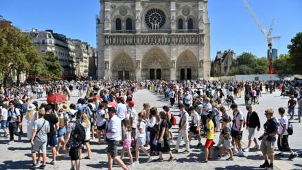 Des touristes devant la cathédrale Notre-Dame de Paris, le 17 août 2025