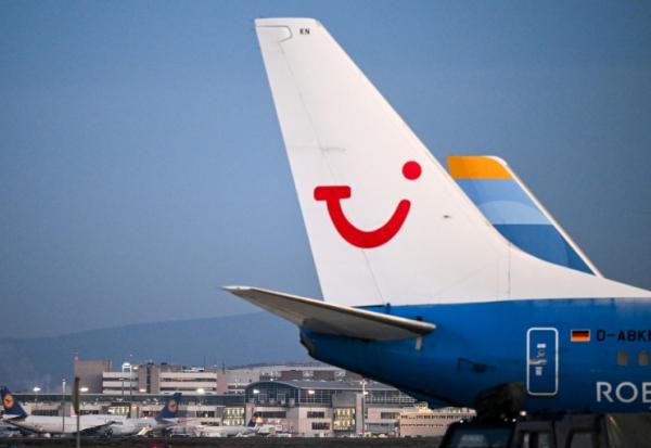 le logo du groupe TUI sur un de ses avions, Francfort le 16 décembre 2025