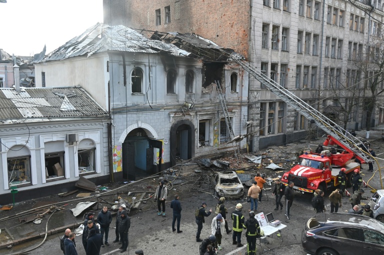 Des secours et des forces de l'ordre ukrainiens sur le site d'une frappe de drone russe qui a touché une école maternelle à Kharkiv, le 22 octobre 2025