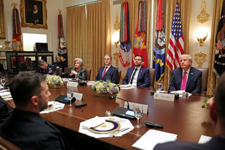 Le président américain Donald Trump et le président ukrainien Volodymyr Zelensky (g) dans la salle du Cabinet de la Maison Blanche, le 17 octobre 2025 à Washington