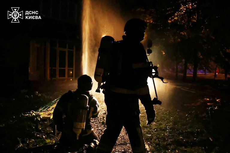 Photo publiée par le service d'urgence ukrainien, le 22 octobre 2025, de sauveteurs ukrainiens luttant contre un incendie dans un immeuble résidentiel après une frappe aérienne russe à Zaporijjia