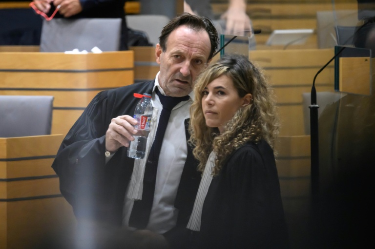 Alexandre Martin (g) et Emmanuelle Franck, avocats de Cédric Jubillar, au palais de justice d'Albi, le 22 septembre 2025