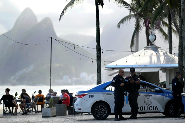 Patrouille de la police militaire sur la plage d'Arpoador, à Rio de Janeiro, le 2 septembre 2026