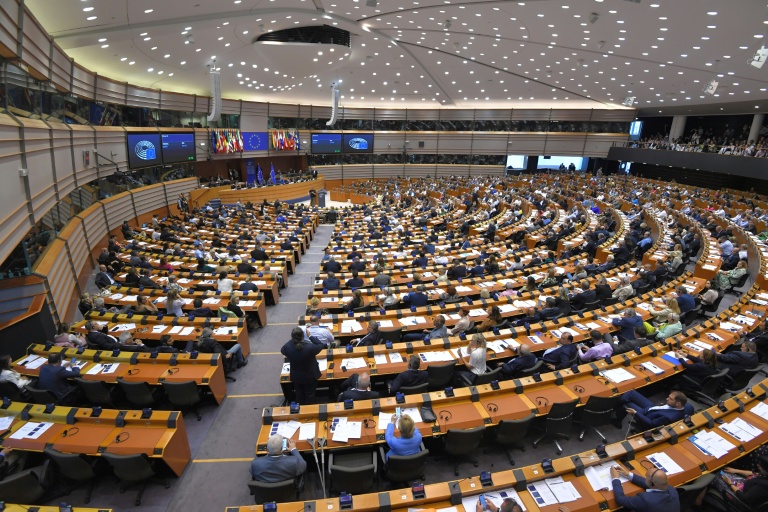 Des députés européens participent à un vote au Parlement européen, à Bruxelles, le 22 juin 2022