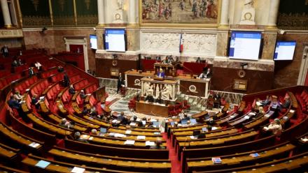 Un hémicycle de l'Assemblée nationale quasi déserté pour l'ouverture du débat budgétaire de la Sécurité sociale à Paris, le 20 octobre 2026