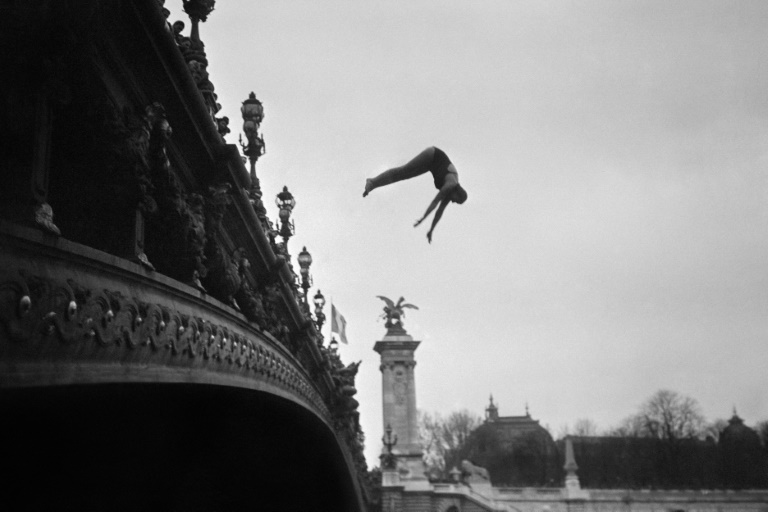 Un baigneur plonge depuis le pont Alexandre III, le 25 décembre 1945 à Paris 