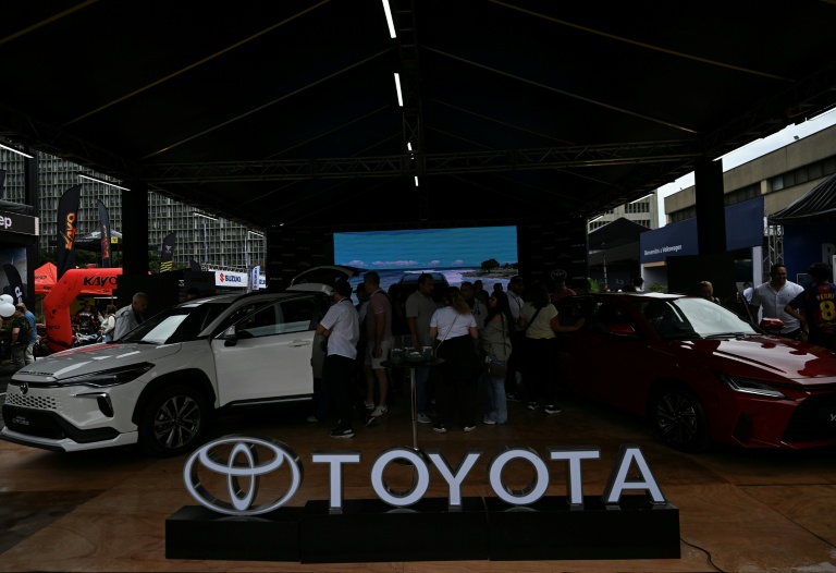 Logo du constructeur automobile japonais Toyota sur le stand de la marque lors de la 14e édition du salon automobile 