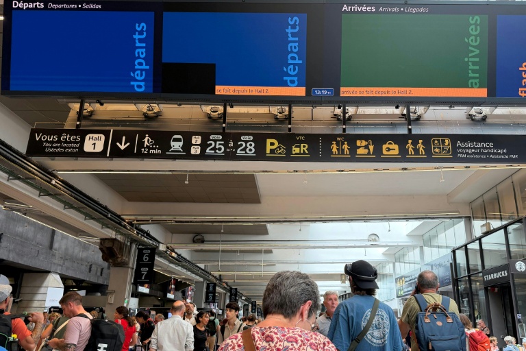 Des passagers patientent à la gare Montparnasse à Paris le 27 août 2026