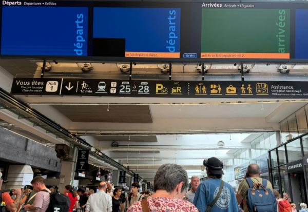 Des passagers patientent à la gare Montparnasse à Paris le 27 août 2026