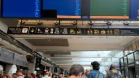 Des passagers patientent à la gare Montparnasse à Paris le 27 août 2026