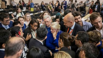 Des délégués de plusieurs gouvernements se concertent dans la grande salle des Nations Unies après l'annonce d'une extension dans la durée des négociations dans l'espoir de parvenir à un accord sur un texte de traité contre la pollution plastique, jeudi 14 aout 2025 à Genève 
